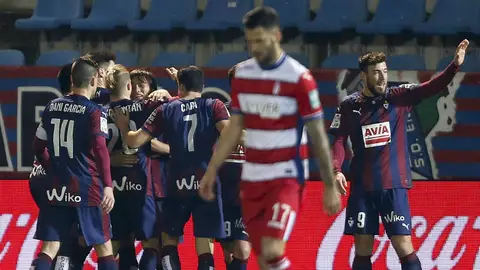 Los jugadores del Eibar celebran el gol de Inui Los jugadores del Eibar celebran el gol de Inui