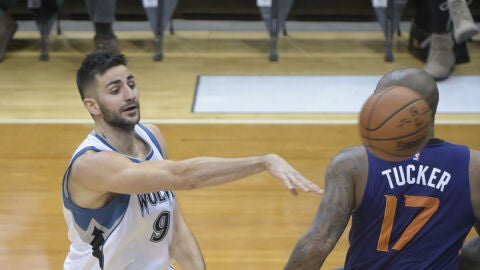 Ricky Rubio, en acci&oacute;n ante los Suns