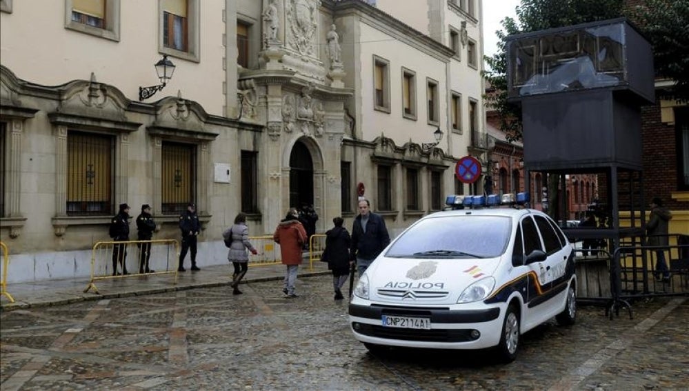 Un coche de Policía ante la Audiencia Provincial de León