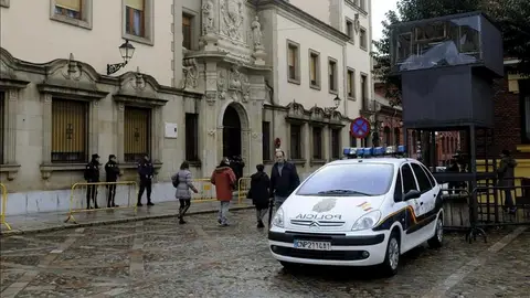 Un coche de Policía de León Un coche de Policía ante la Audiencia Provincial de León