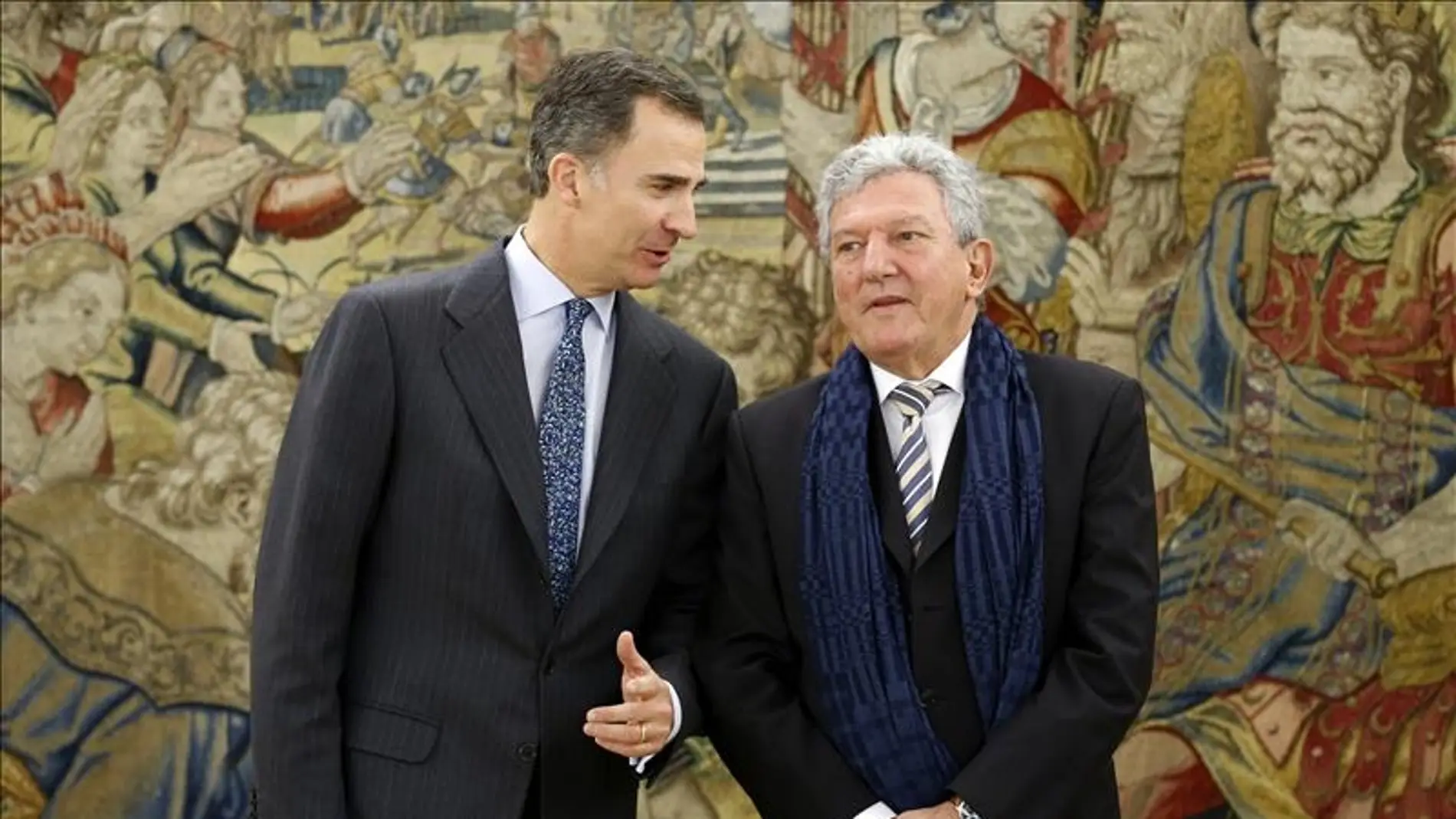 El Rey Felipe VI conversa con el diputado de Nueva Canarias, Pedro Quevedo