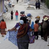 Un grupo de personas camina por una calle de Nahualá en Guatemala