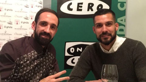 Los jugadores del Atl&eacute;tico de Madrid Juanfran Torres y Miguel &Aacute;ngel Moy&aacute; en Onda Deportiva