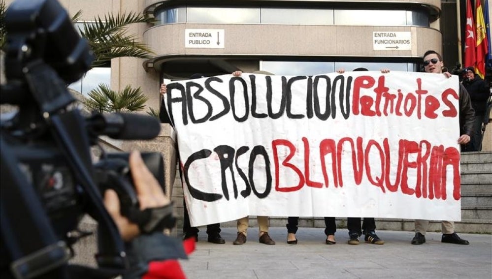 Simpatizantes de los quince ultras que asaltaron el centro cultural Blanquerna de Madrid