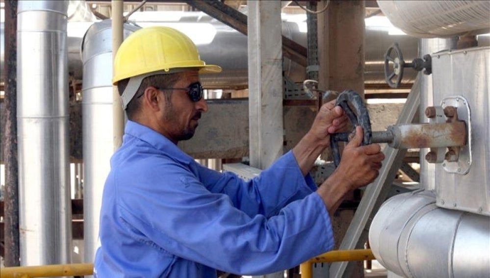 Un operario ajusta una válvula en la refinería de Baiji, en Irak