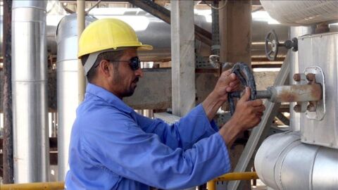 Un operario ajusta una v&aacute;lvula en la refiner&iacute;a de Baiji, en Irak