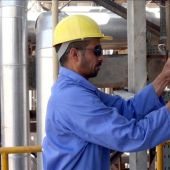 Un operario ajusta una válvula en la refinería de Baiji, en Irak