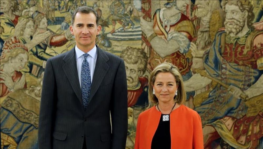 El Rey junto a la diputada de Coalición Canaria, Ana Oramas.