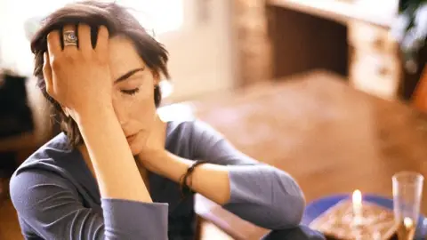 Una mujer con rostro triste. Una mujer con rostro triste.