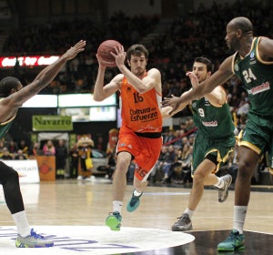 Guillem Vives entra a canasta ante la defensa rival Guillem Vives entra a canasta ante la defensa rival