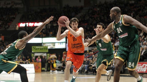 Guillem Vives entra a canasta ante la defensa rival