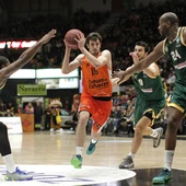 Guillem Vives entra a canasta ante la defensa rival Guillem Vives entra a canasta ante la defensa rival
