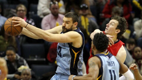 Marc Gasol captura un rebote ante los Pelicans