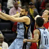 Marc Gasol captura un rebote ante los Pelicans Marc Gasol captura un rebote ante los Pelicans