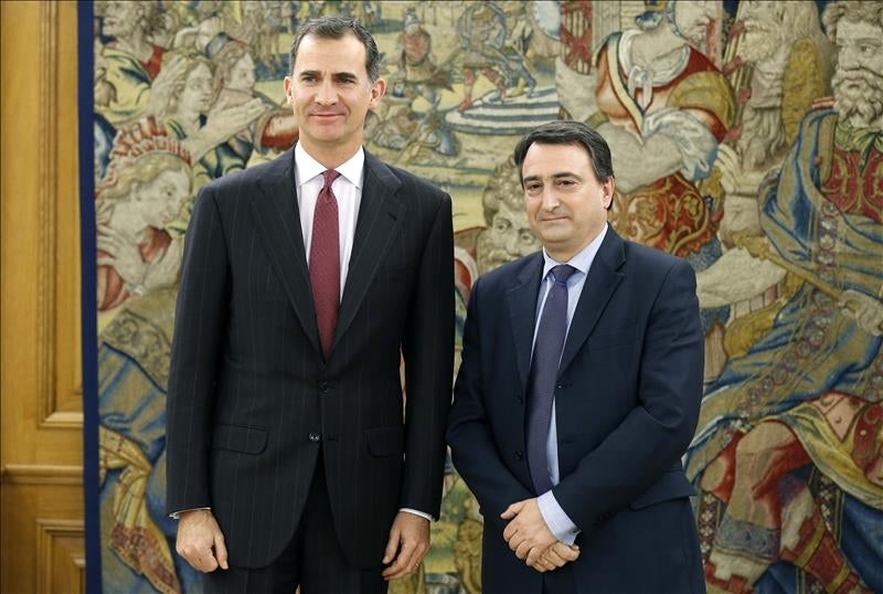 Aitor Esteban expone al Rey la posición del PNV ante el debate de investidura Aitor Esteban expone al Rey la posición del PNV ante el debate de investidura