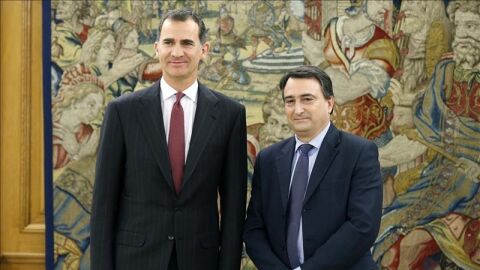 El Rey junto al portavoz del PNV, Aitor Esteban