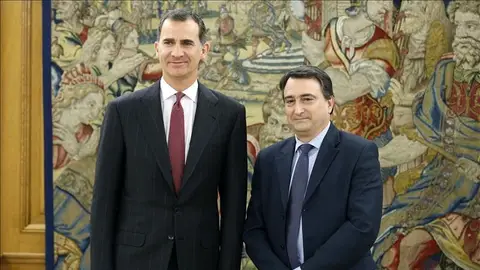 El Rey junto al portavoz del PNV, Aitor Esteban El Rey junto al portavoz del PNV, Aitor Esteban