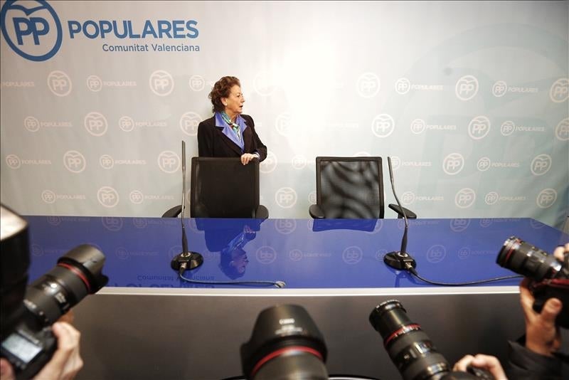 Barberá acusa a Sánchez de querer "corregir las urnas" al ceder sus senadores Barberá acusa a Sánchez de querer "corregir las urnas" al ceder sus senadores