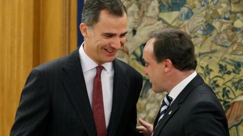 El Rey Felipe VI conversa con el diputado de UPN Javier Esparza 