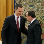 El Rey Felipe VI conversa con el diputado de UPN Javier Esparza 