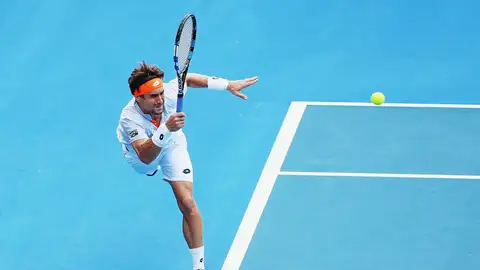 Ferrer devuelve una pelota en su debut en Australia Ferrer devuelve una pelota en su debut en Australia