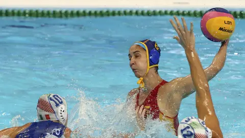 María del Pilar Peña lanza a puerta ante Italia María del Pilar Peña lanza a puerta ante Italia