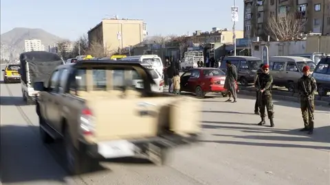 Agentes de seguridad afganos permanecen en guardia en una carretera de Kabul Agentes de seguridad afganos permanecen en guardia en una carretera de Kabul