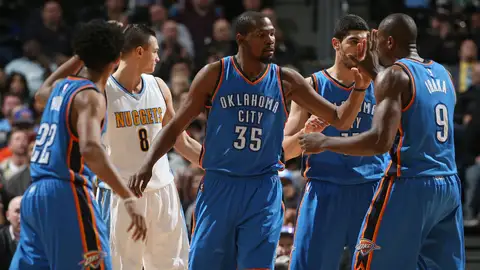 Ibaka celebra con Durant una jugada Ibaka celebra con Durant una jugada