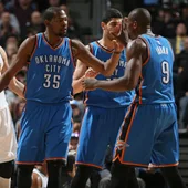 Ibaka celebra con Durant una jugada Ibaka celebra con Durant una jugada