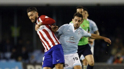 Carrasco intenta avanzar ante la presi&oacute;n de Jonny Castro