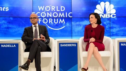 Satya Nadella y Sheryl Sandberg durante el Foro Econ&oacute;mico Mundial 