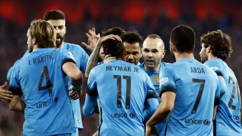 Los jugadores del Barcelona celebran el gol de Neymar