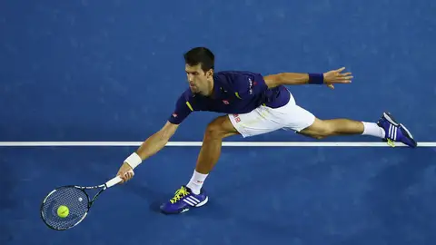 Djokovic se estira para llegar a una pelota Djokovic se estira para llegar a una pelota