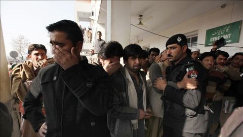 Varias personas esperan noticias a la entrada del hospital en Charsadda, donde est&aacute;n ingresadas algunas de las v&iacute;ctimas del asalto talib&aacute;n a la universidad Bacha Khan del norte de Pakist&aacute;n
