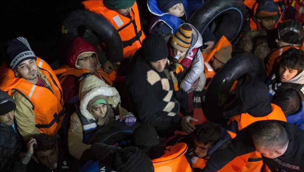 Migrantes y refugiados son capturados por miembros de la guardia costera turca