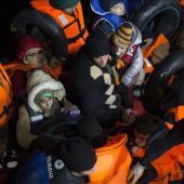 Migrantes y refugiados son capturados por miembros de la guardia costera turca