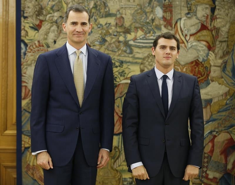 Rivera comunica al Rey que está dispuesto a "desencallar" la legislatura Rivera comunica al Rey que está dispuesto a "desencallar" la legislatura