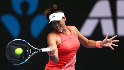 Garbi&ntilde;e Muguruza golpea un 'drive' ante Kirsten Flipkens