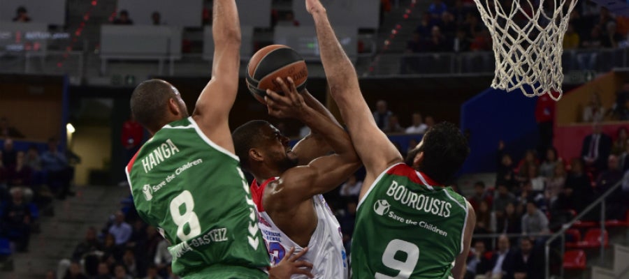 Cory Higgins entra a canasta ante la defensa del Baskonia Cory Higgins entra a canasta ante la defensa del Baskonia