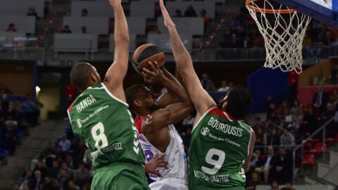 Cory Higgins entra a canasta ante la defensa del Baskonia
