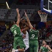 Cory Higgins entra a canasta ante la defensa del Baskonia Cory Higgins entra a canasta ante la defensa del Baskonia