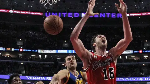 Pau Gasol trata de capturar un balón Pau Gasol trata de capturar un balón