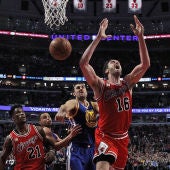 Pau Gasol trata de capturar un balón