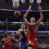 Pau Gasol trata de capturar un balón Pau Gasol trata de capturar un balón