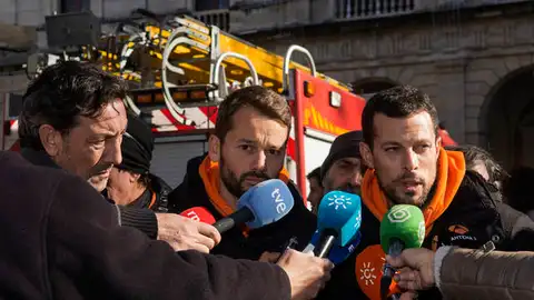 Bomberos sevillanos detenidos en Lesbos Bomberos sevillanos detenidos en Lesbos