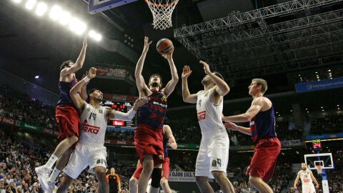 Ante Tomic lanza a canasta ante la defensa rival