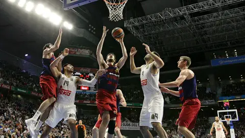 Ante Tomic lanza a canasta ante la defensa rival Ante Tomic lanza a canasta ante la defensa rival