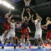 Ante Tomic lanza a canasta ante la defensa rival