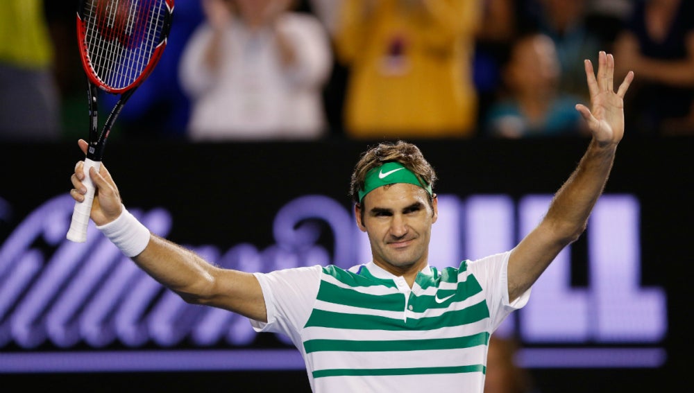 Roger Federer saluda al público tras ganar a Dimitrov
