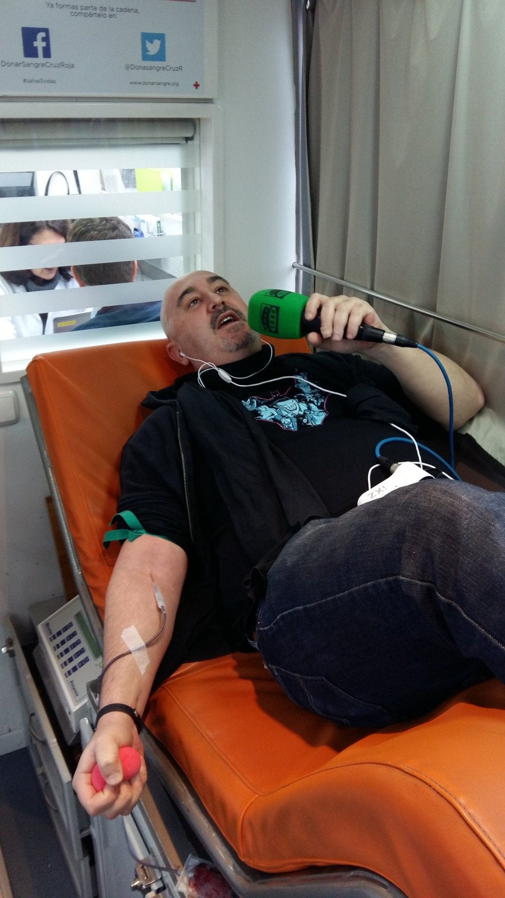 Roberto López- Herrero retransmite en directo su propia donación de sangre Roberto López- Herrero retransmite en directo su propia donación de sangre